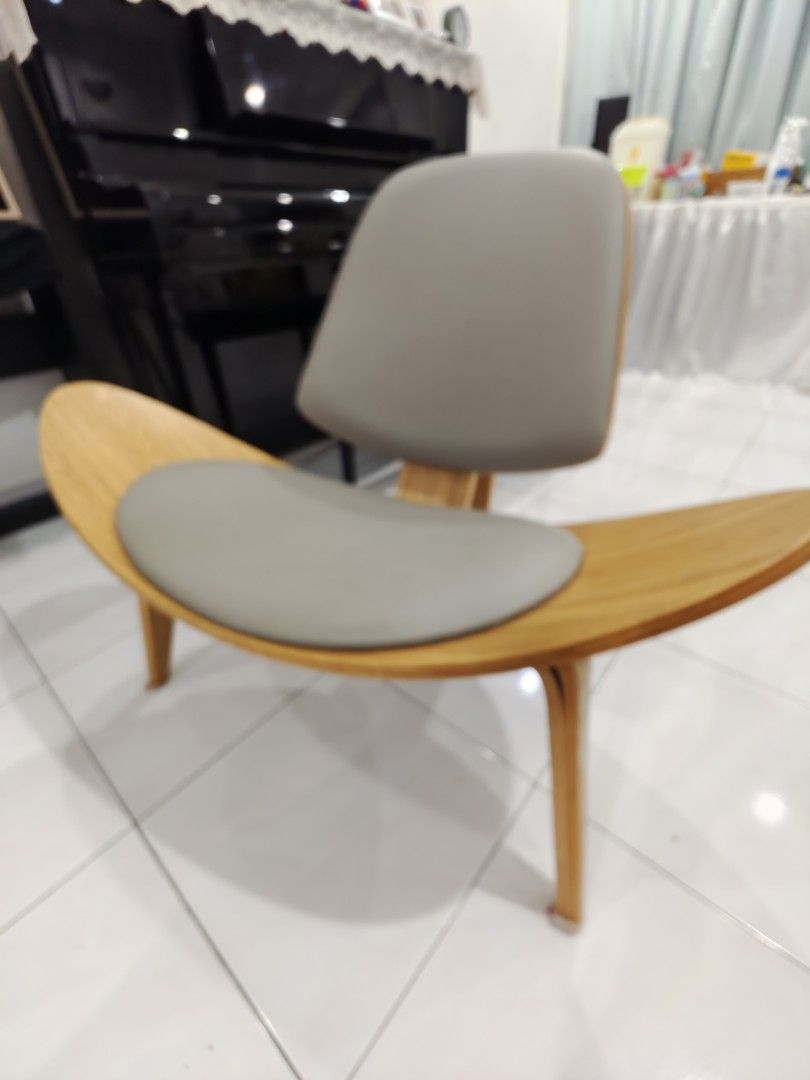 Three legged shell shop chair