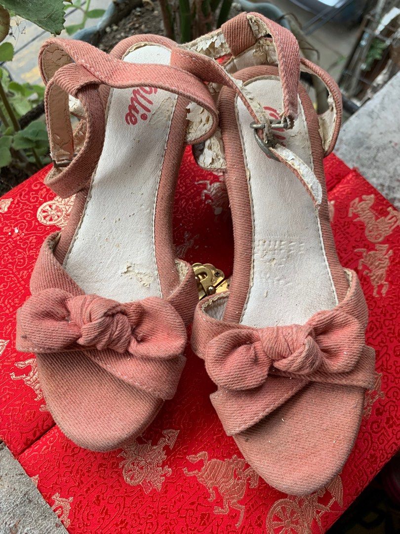 Ollie high heels sandals EU32 (Category: Babies & Kids Fashion) located in Muntinlupa City. Submitted by teinnnn (Listing ID 1278244453, Image 2). Description: Flaws posted Needs cleaning Nastock lang kaya nagbakbak ung sa strap Used indoor only.