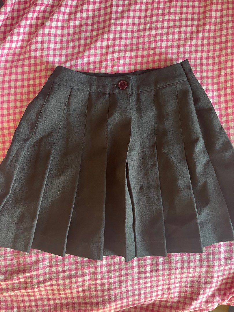 Pleated black skirt (Category: Skirts) located in Pasay City. Submitted by d.alejado (Listing ID 1278181742, Image 3). Description: XS- Small frame 25 waist line Forgot the brand .