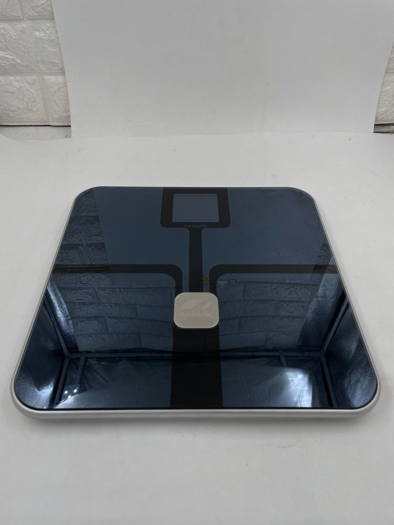 Runstatic Weighing Scale Bluetooth Smart (Category: Health Monitors & Weighing Scales) located in Pasay City. Submitted by meostore (Listing ID 1278115342, Image 1). Description: No battery cover Working properly With box.