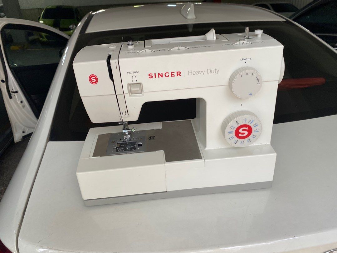Singer 5523 heavy duty sewing machine for sale, Hobbies & Toys