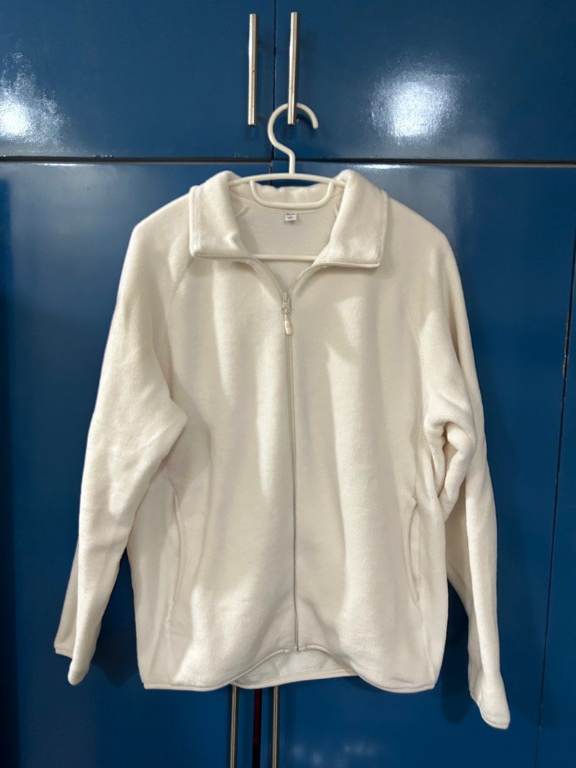 Uniqlo fleece white Large (Category: Coats, Jackets and Outerwear) located in Quezon City. Submitted by adcasr (Listing ID 1278208509, Image 1). Description: Brand new never worn white fleece from uniqlo Length: 26 inches Width: 20 inches rfs: never get to wear it .