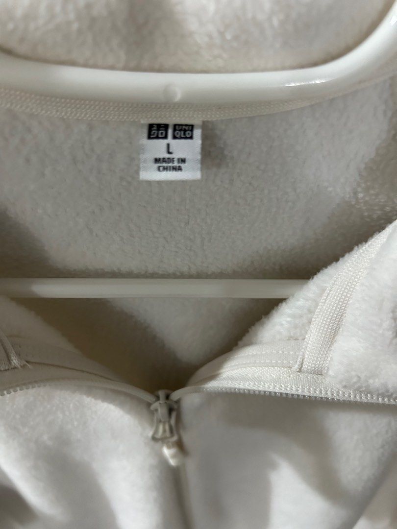 Uniqlo fleece white Large (Category: Coats, Jackets and Outerwear) located in Quezon City. Submitted by adcasr (Listing ID 1278208509, Image 2). Description: Brand new never worn white fleece from uniqlo Length: 26 inches Width: 20 inches rfs: never get to wear it .