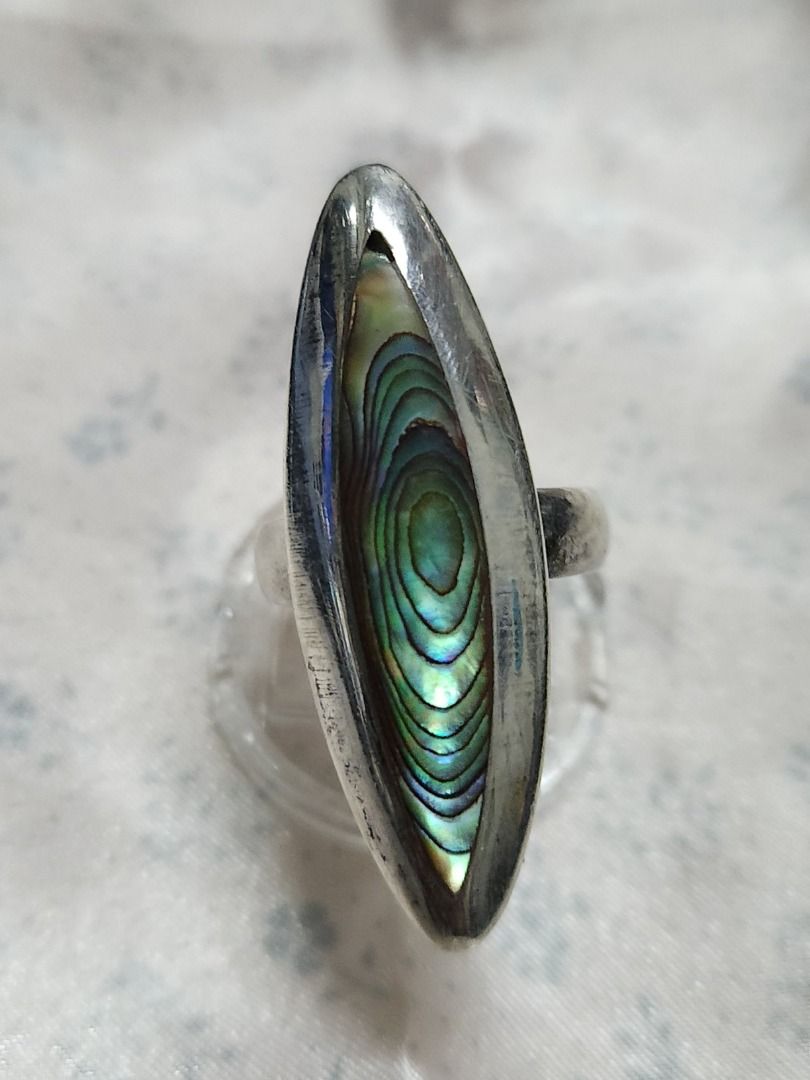 Vintage Silver Eclipse Pointed Ends Shell Ring (Category: Rings) located in Kuala Lumpur. Submitted by Special_Loves (Listing ID 1278197814, Image 1). Description: Vintage Silver Eclipse Pointed Ends Shell Ring ----------------- Unique Exceptional Quality Design Rare Find Size : 17.5 ----------- Buy NOW : RM220.00 --------------- Make an OFFER -------------.