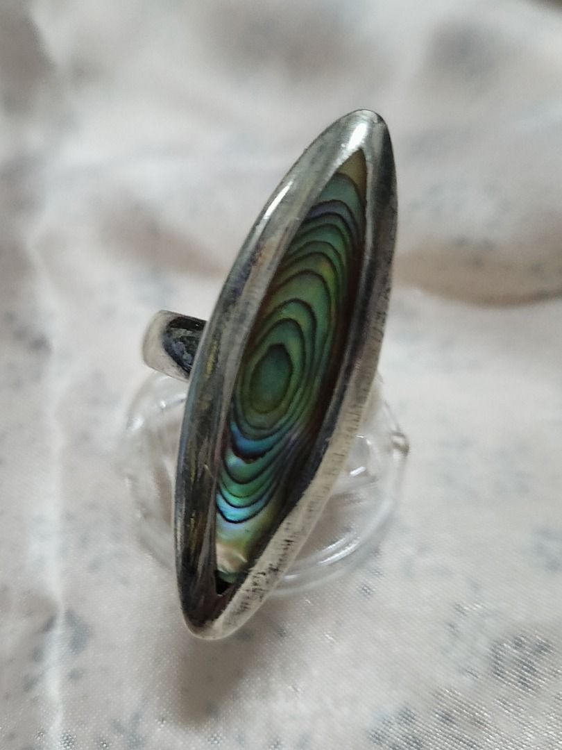 Vintage Silver Eclipse Pointed Ends Shell Ring (Category: Rings) located in Kuala Lumpur. Submitted by Special_Loves (Listing ID 1278197814, Image 2). Description: Vintage Silver Eclipse Pointed Ends Shell Ring ----------------- Unique Exceptional Quality Design Rare Find Size : 17.5 ----------- Buy NOW : RM220.00 --------------- Make an OFFER -------------.