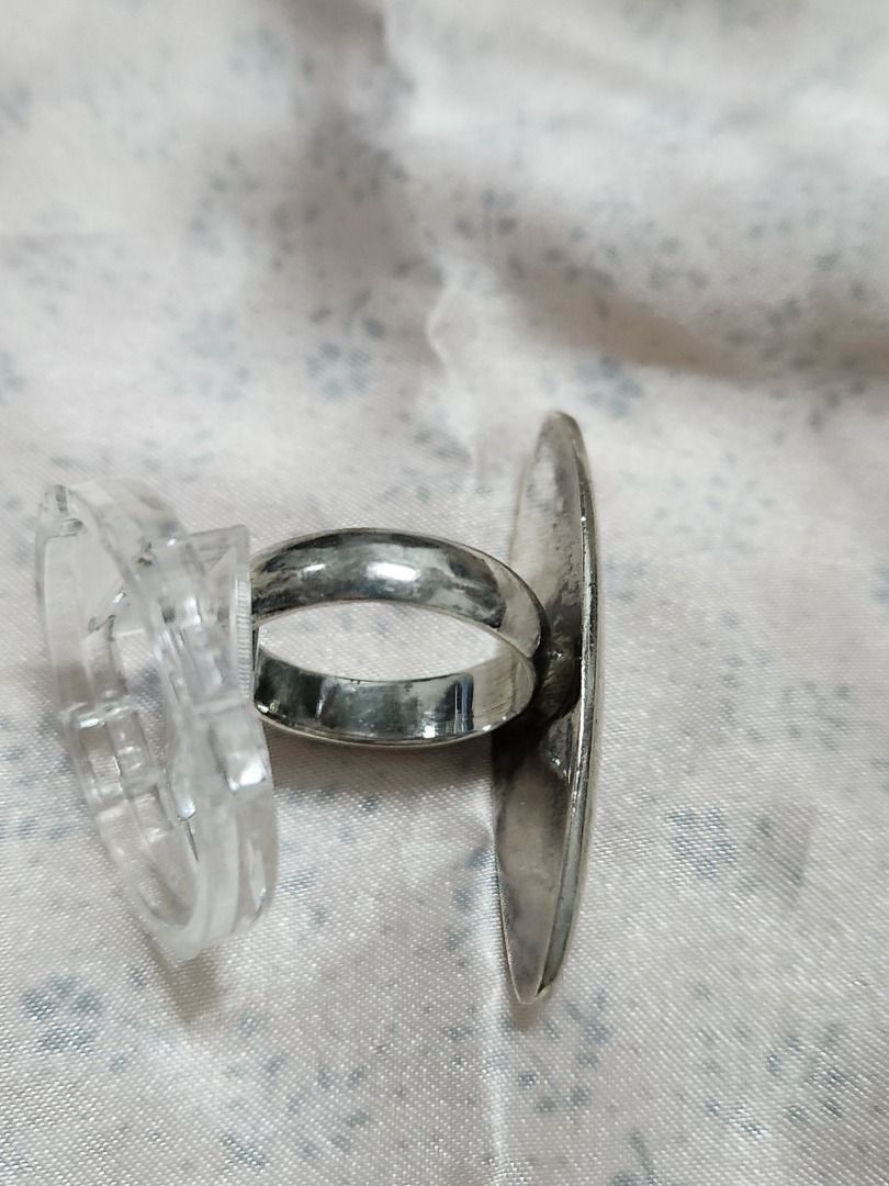 Vintage Silver Eclipse Pointed Ends Shell Ring (Category: Rings) located in Kuala Lumpur. Submitted by Special_Loves (Listing ID 1278197814, Image 3). Description: Vintage Silver Eclipse Pointed Ends Shell Ring ----------------- Unique Exceptional Quality Design Rare Find Size : 17.5 ----------- Buy NOW : RM220.00 --------------- Make an OFFER -------------.