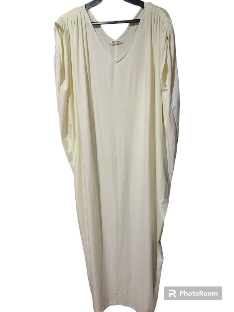 White Maxi Dress - Simone’s Closet (Category: Dresses) located in Bacoor. Submitted by raphaella28 (Listing ID 1278401268, Image 1). Description: White Maxi Dress - Simone’s Closet Size: 2XL-4XL Flaws: Stain on left chest and shoulder part (Please see 3rd and 4th pic).