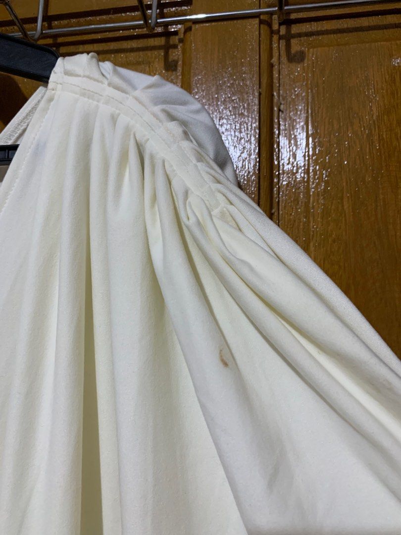 White Maxi Dress - Simone’s Closet (Category: Dresses) located in Bacoor. Submitted by raphaella28 (Listing ID 1278401268, Image 3). Description: White Maxi Dress - Simone’s Closet Size: 2XL-4XL Flaws: Stain on left chest and shoulder part (Please see 3rd and 4th pic).