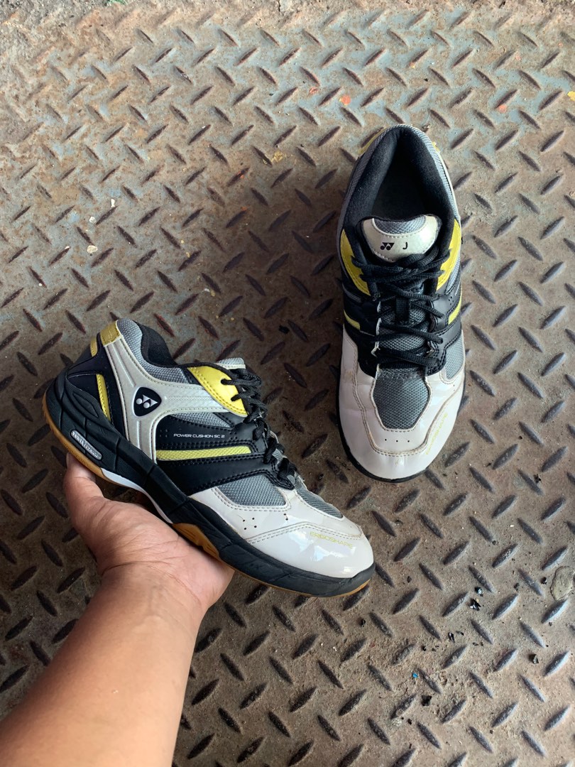 Yonex badminton discount shoes under 1500