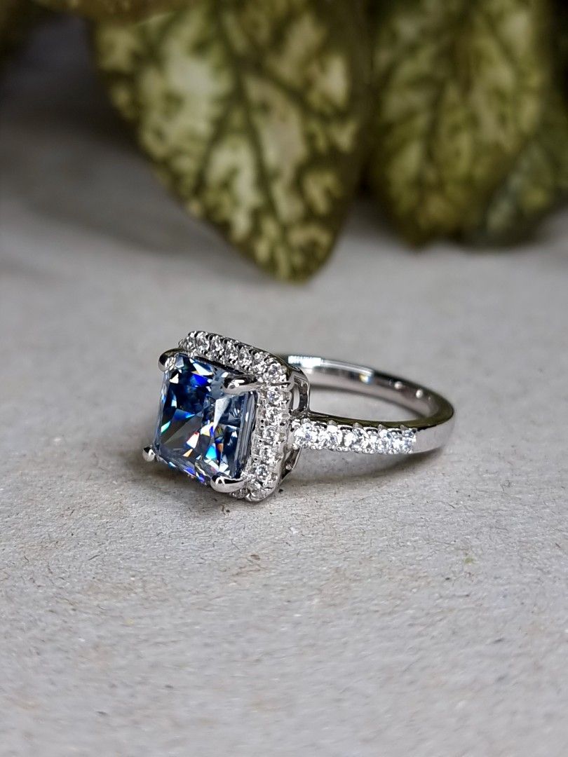 Blue moissanite top