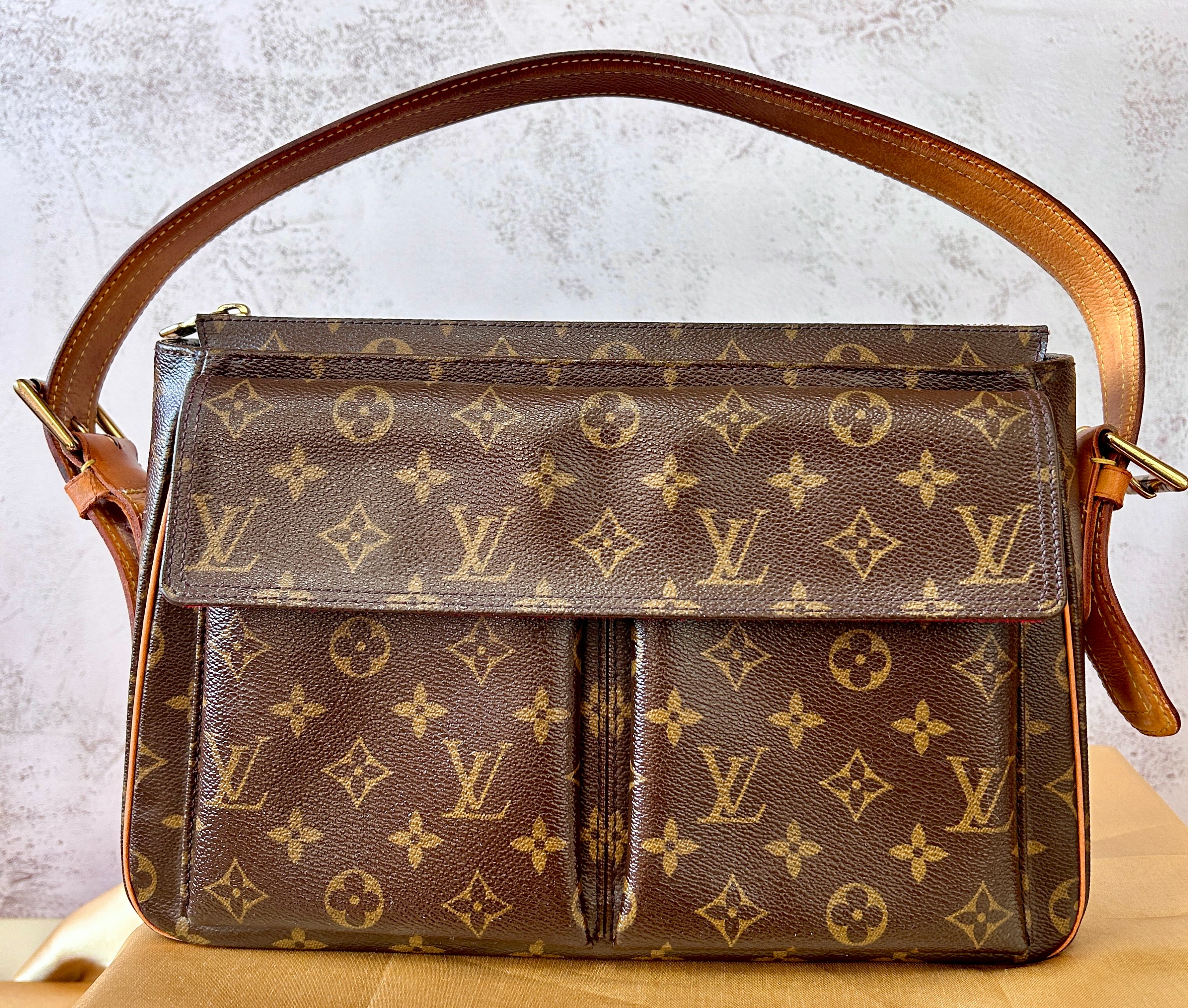 Louis vuitton monogram viva cite gm top