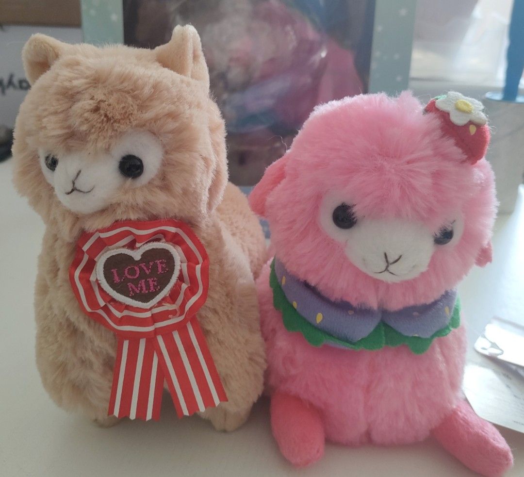 AMUSE Alpacasso Small Plush in Beige Ribbon Pink Strawberry