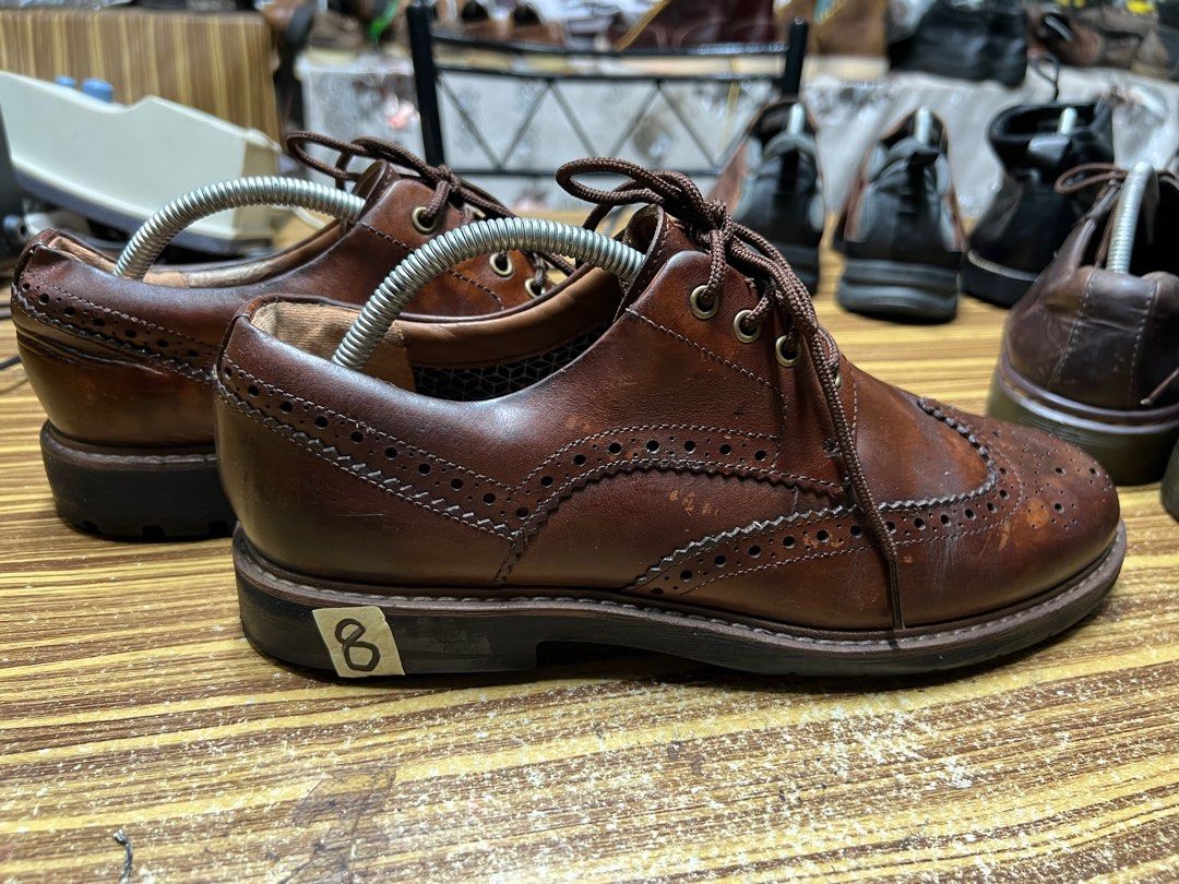 Clarks wingtip top
