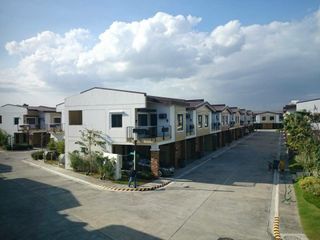 For Rent: 3 Bedroom Townhouse (Furnished) in Woodsville Residences, Merville, Paranaque