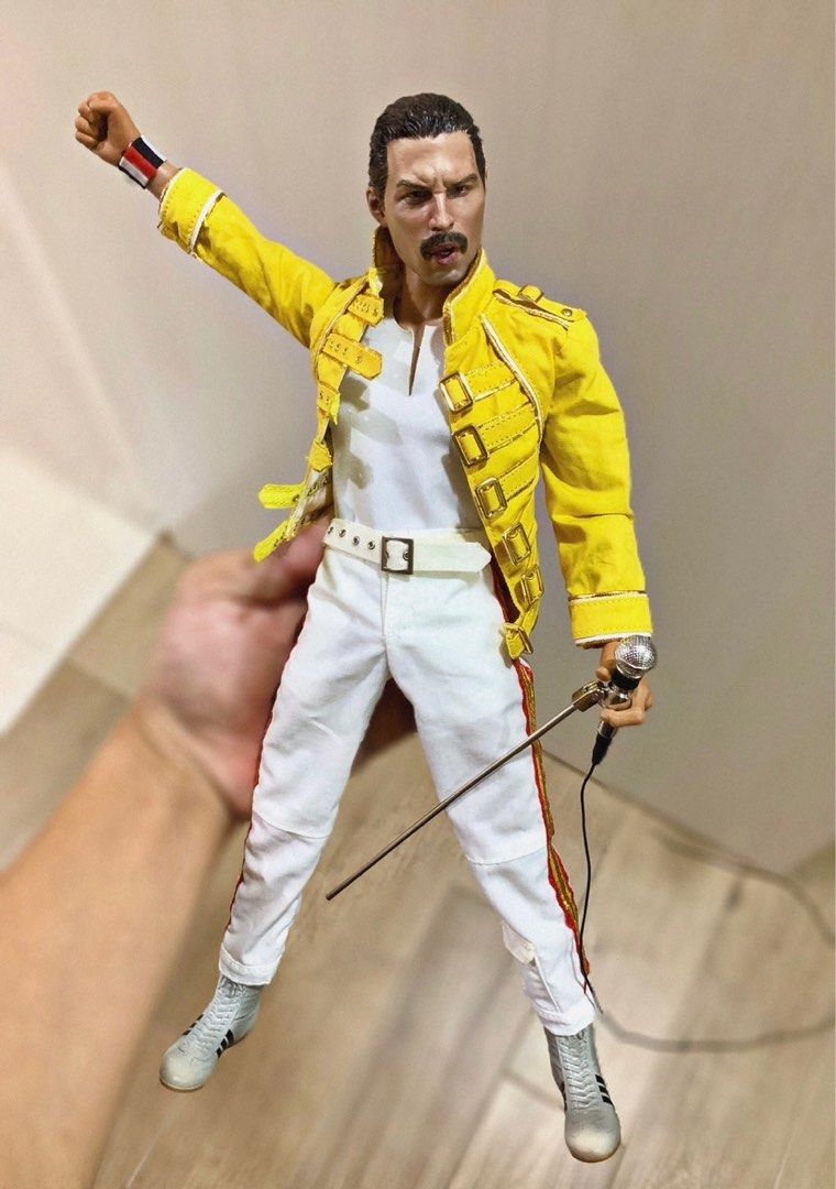 Hot toys freddie mercury deals