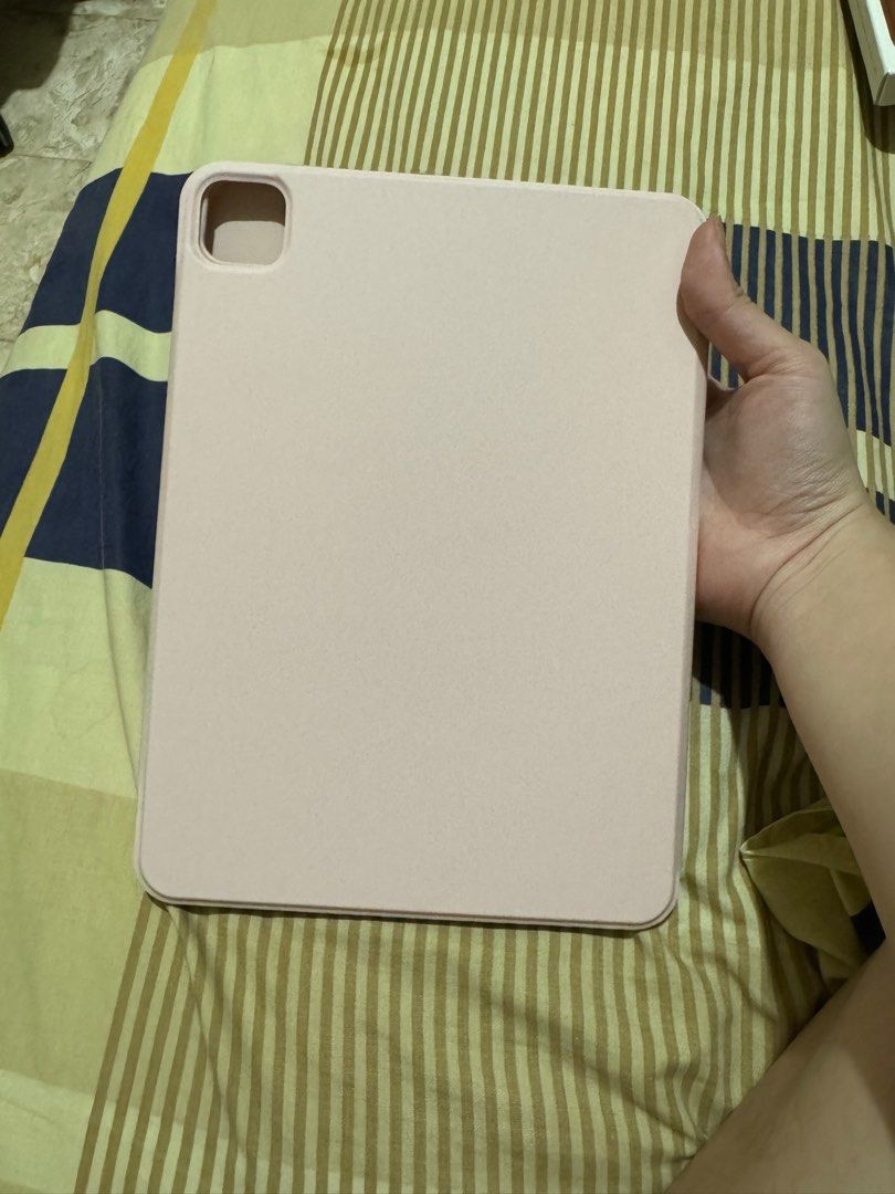 IPAD DETACHABLE MAGNETIC CASE (Category: iPad) located in Cainta. Submitted by chickenmamidoodle (Listing ID 1278670724, Image 2). Description: Brandnew For ipad pro 2018-2023 May plastic pa yung mismong case ng ipad Detachable magnetic case 1k only Color pastle pink .