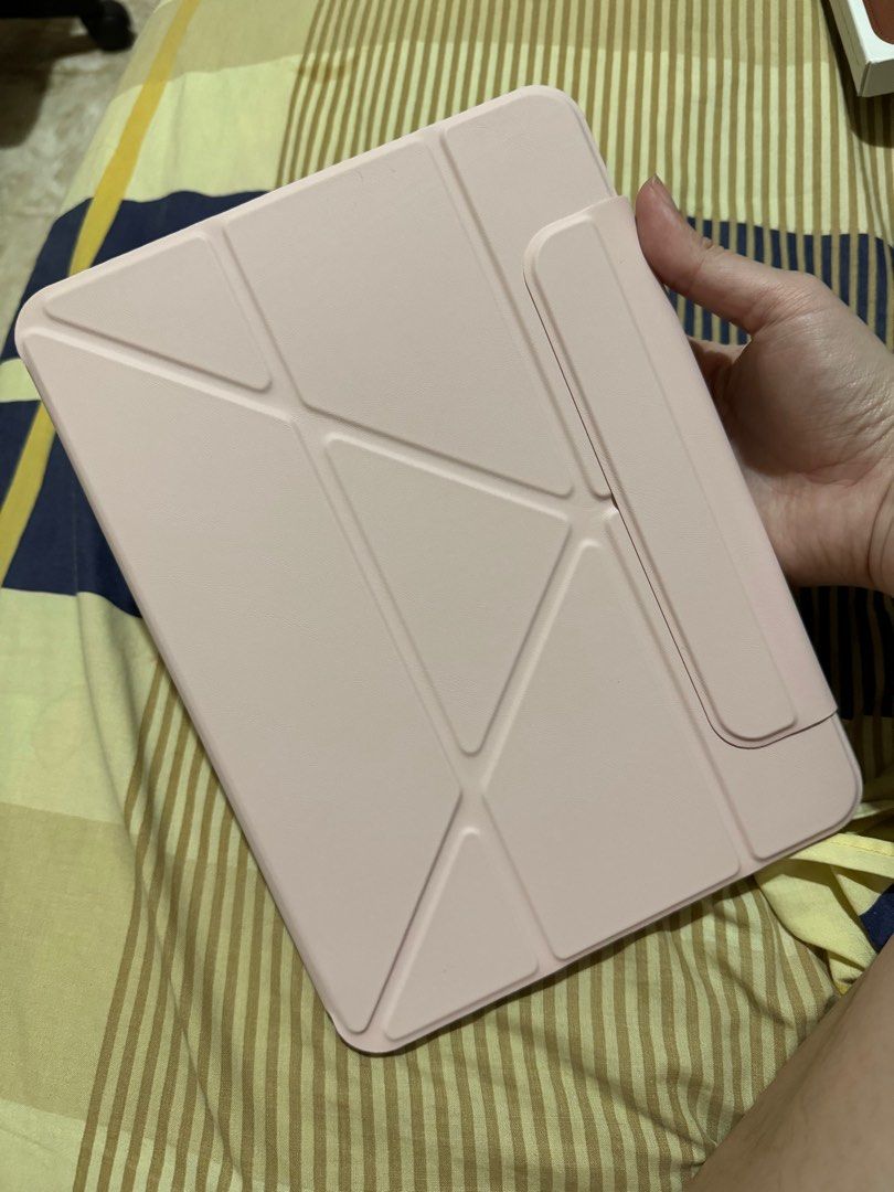 IPAD DETACHABLE MAGNETIC CASE (Category: iPad) located in Cainta. Submitted by chickenmamidoodle (Listing ID 1278670724, Image 1). Description: Brandnew For ipad pro 2018-2023 May plastic pa yung mismong case ng ipad Detachable magnetic case 1k only Color pastle pink .