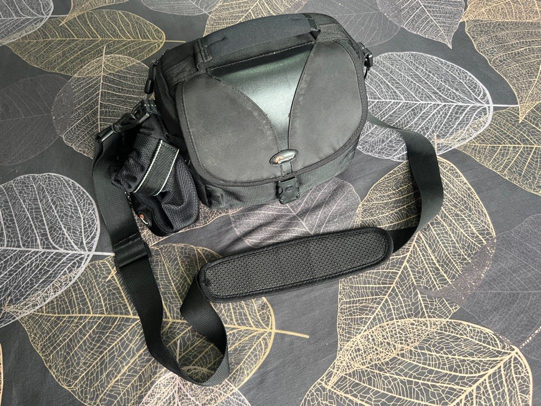Lowepro Rezo 180AW camera bag (Category: Camera Bags & Carriers) located in Quezon City. Submitted by TNDHN (Listing ID 1278439865, Image 1). Description: > Everything working fine > No defects (zippers, velcro, etc) > Upgraded front triangle area from gamosa to leather so it wont disinitegrate With rain cover Comes with the water bottle attachment (also original Lowepro) worth php1,500 Actual photos posted Pickup BANAWE QC Location is BANAWE QC 