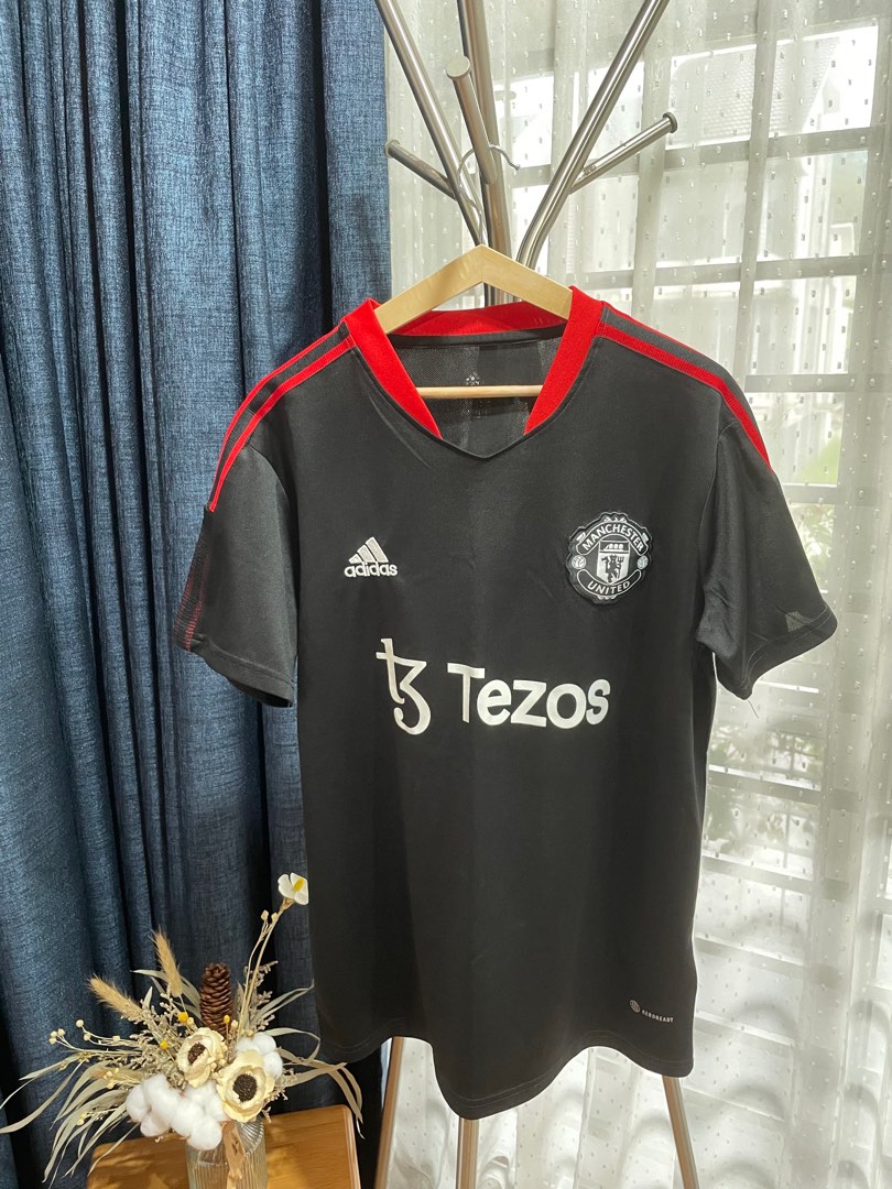 Man Utd Training Kit 2021/2022, Men's Fashion, Activewear on Carousell
