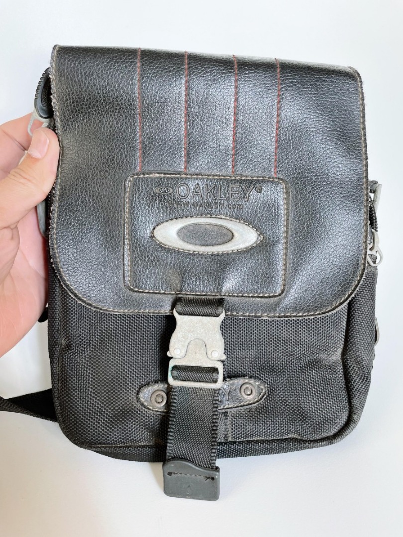正規品 00s OAKLEY software sling bag 00's Oakley Software Tactical Sling 'Sandbag' Bag in | Depop