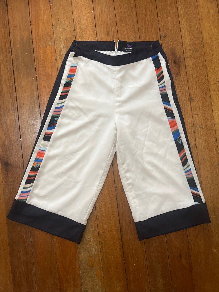 Plains and Prints under knee pants (Category: Other Bottoms) located in San Juan City. Submitted by carenlucena (Listing ID 1278433417, Image 1). Description: .