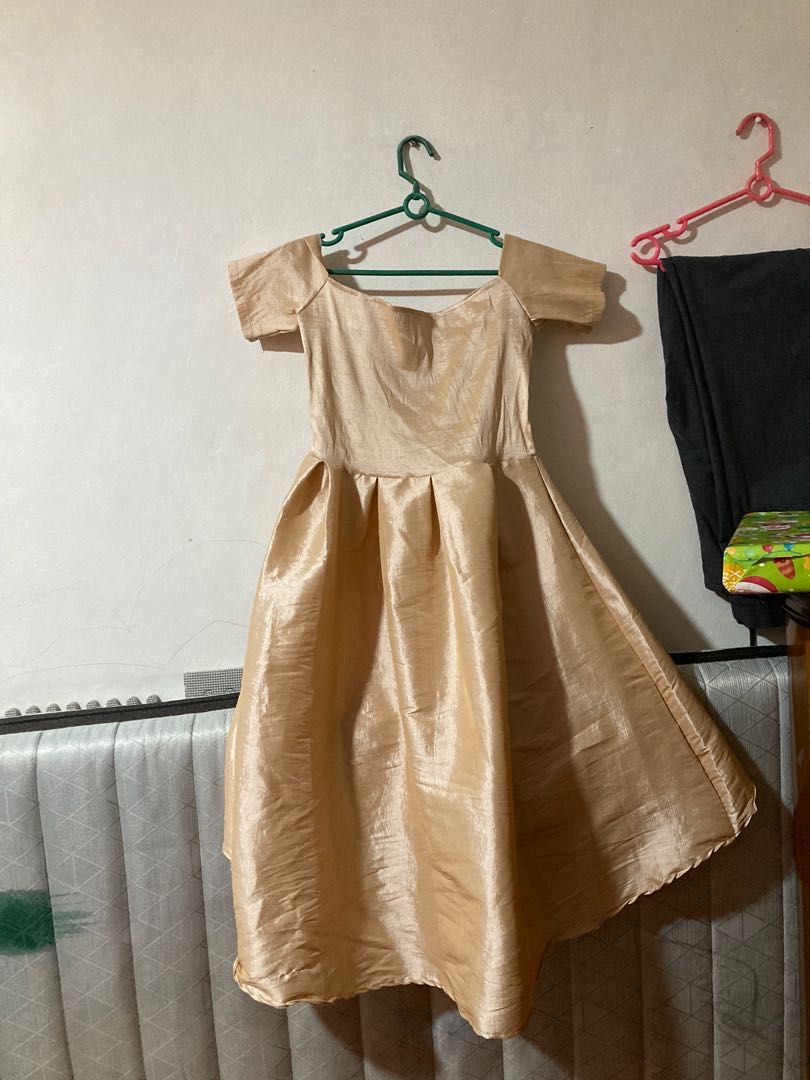 Rose Gold Layered Dress (Category: Dresses) located in Valenzuela. Submitted by ishysfits (Listing ID 1278509897, Image 2). Description: - bought this for 900+ - ACTUALLY GIVING PRINCESS VIBES?? - pm for when worn - used in my grandparents’ golden anniversary .