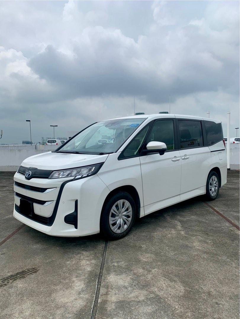 TOYOTA NOAH HYBRID 1.8X PHV / LIMO SERVICE / 7 SEATER / HYBRID CAR