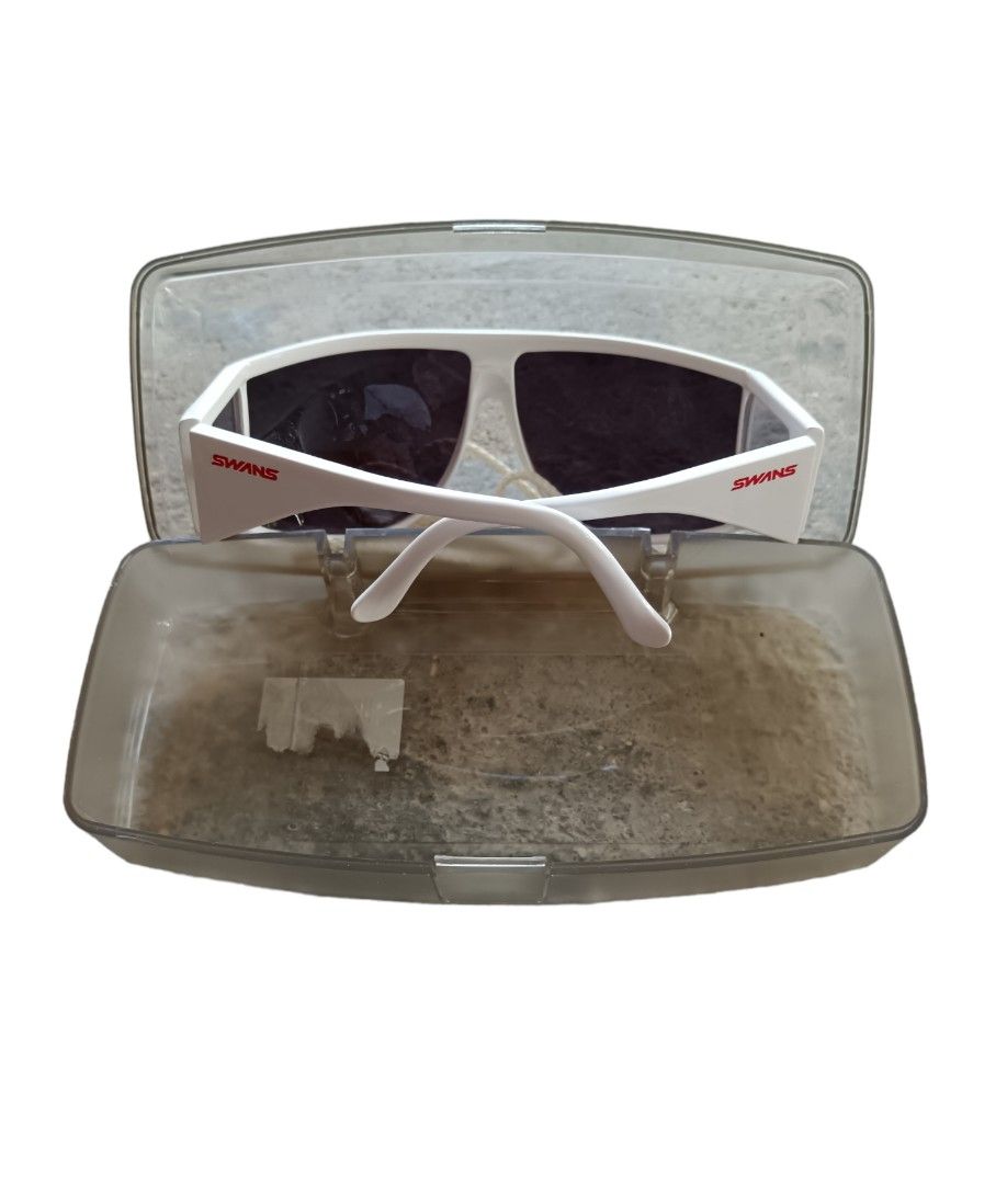 Vtg Swans Sunglasses come with box and lanyard