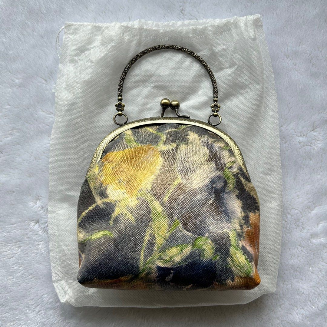 Hand purse with lock clearance
