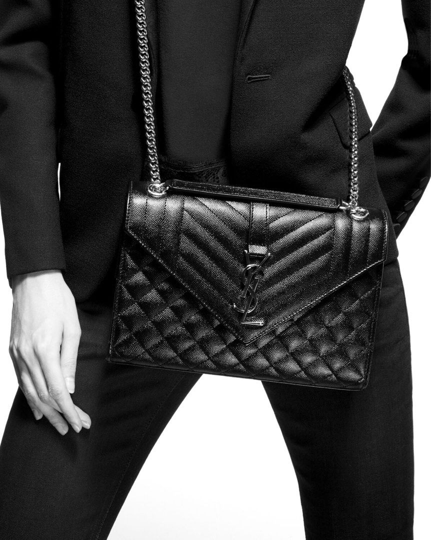 Medium envelope bag in grain de sale poudre embossed leather