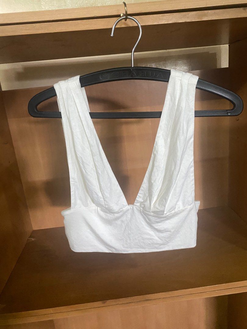 Zalora White Plunge Neck Top (Category: Others Tops) located in Baguio. Submitted by tuttimarie (Listing ID 1278500924, Image 2). Description: Never used Size small Not padded.