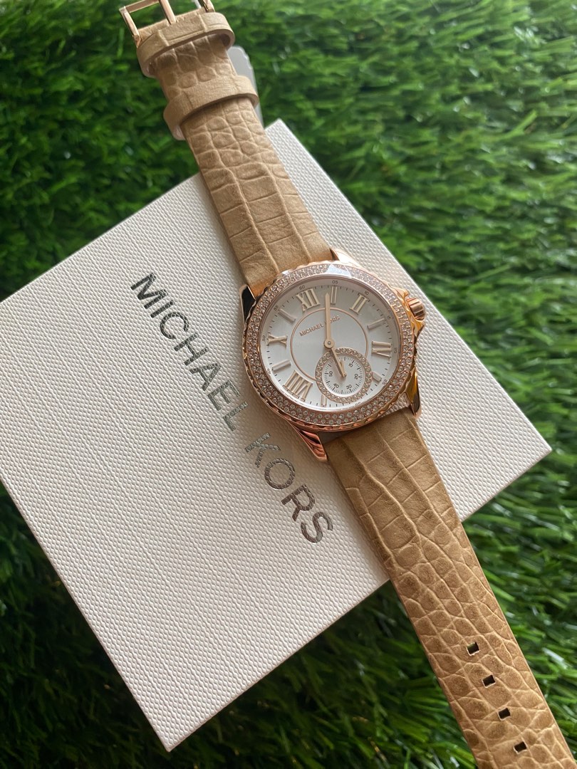 100 Authentic Michael Kors Women s Mini Everest White Dial Watch 33mm MK4719 Women s Fashion Watches Accessories Watches on Carousell