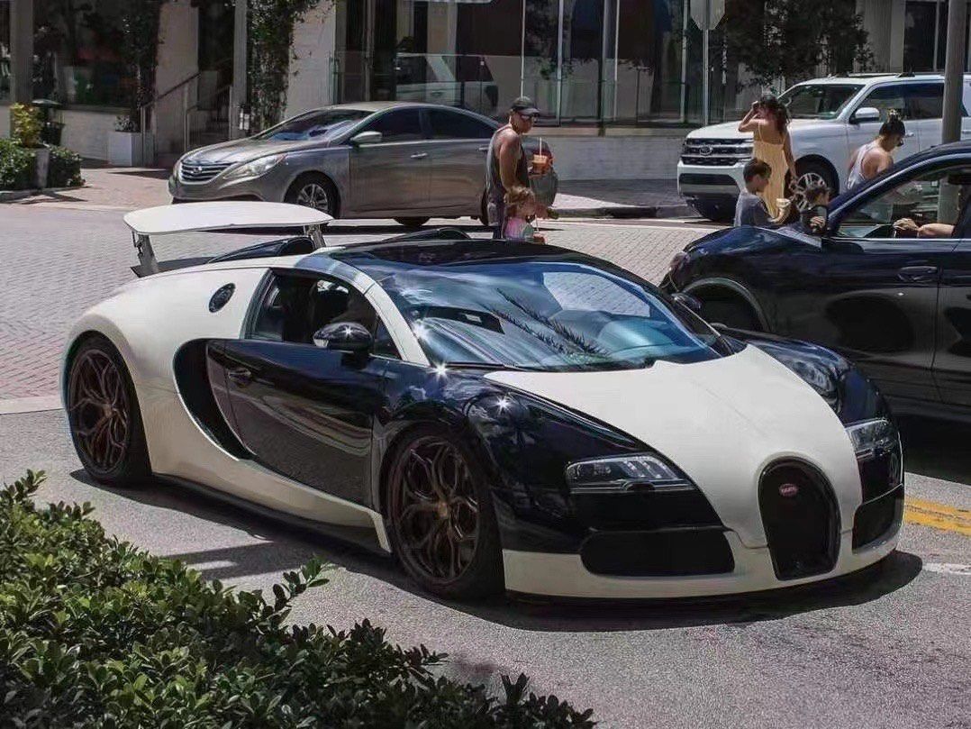 1/18 HH Bugatti Veyron (come with display case) - New colors announced
