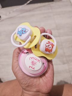 3 pieces pacifiers (one is pigeon)