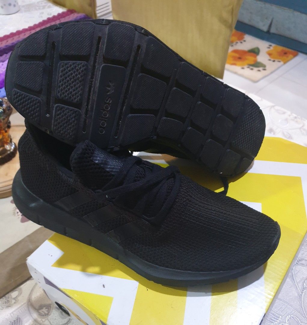 Swift run online mens triple black