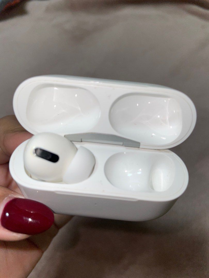 Airpods Pro Gen 1 (Left Pod Only) (Category: Earphones) located in Marikina City. Submitted by leesterine (Listing ID 1278736830, Image 2). Description: selling my airpods pro gen 1, left side only rfs : lost the right airpod so i’m not using this anymore! :) price is negotiable but pls no lowballers comes with box papers, etc. i don’t have charger wire anymore & the extra ear tips bought the Kate Spade case at around 2k from beyond the box a few