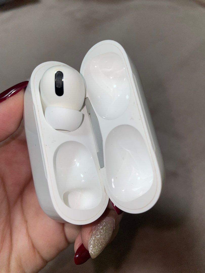 Airpods Pro Gen 1 (Left Pod Only) (Category: Earphones) located in Marikina City. Submitted by leesterine (Listing ID 1278736830, Image 3). Description: selling my airpods pro gen 1, left side only rfs : lost the right airpod so i’m not using this anymore! :) price is negotiable but pls no lowballers comes with box papers, etc. i don’t have charger wire anymore & the extra ear tips bought the Kate Spade case at around 2k from beyond the box a few