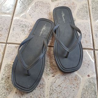 Almost new! Original Planet slippers (US7)