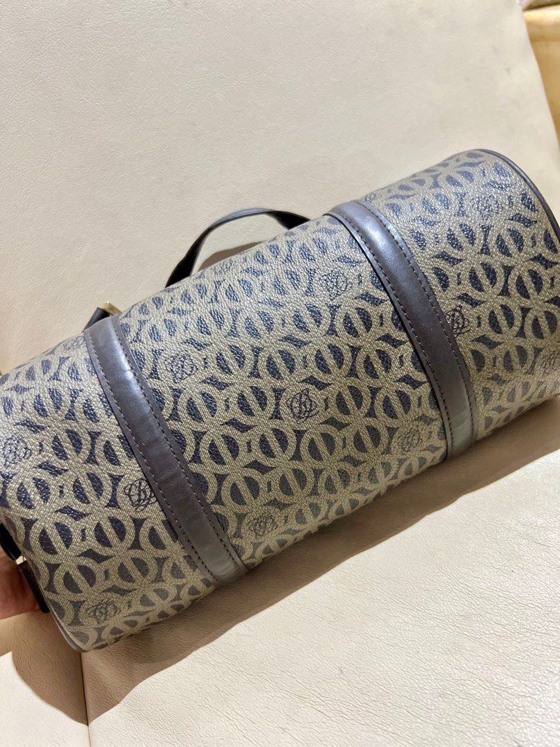 AUTH Louis Quatorze Paris Hand/Sling Bag (Category: Luxury Bags & Wallets) located in Quezon City. Submitted by lovedbyqueen (Listing ID 1278844001, Image 3). Description: AUTHENTIC Louis Quatorze Paris Can be a handbag or sling With Strap No flaws With code Rfs: Moving out.