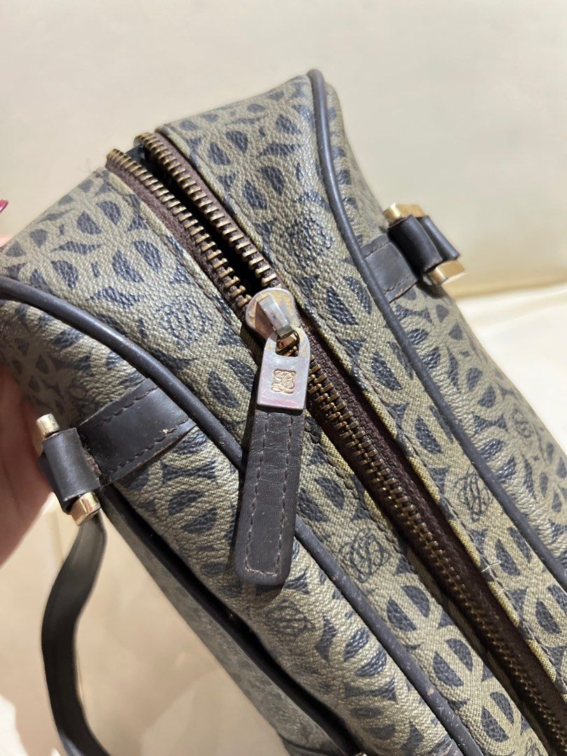 AUTH Louis Quatorze Paris Hand/Sling Bag (Category: Luxury Bags & Wallets) located in Quezon City. Submitted by lovedbyqueen (Listing ID 1278844001, Image 2). Description: AUTHENTIC Louis Quatorze Paris Can be a handbag or sling With Strap No flaws With code Rfs: Moving out.