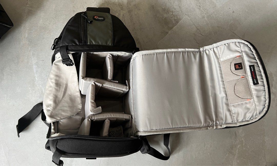 Backpack (Category: Camera Bags & Carriers) located in Singapore. Submitted by jl2017jl (Listing ID 1278765494, Image 3). Description: Lowepro single sling bag.