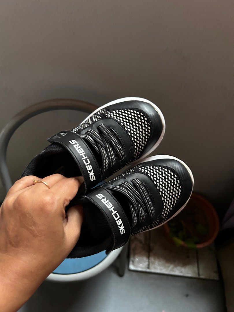 Kids hotsell black sketchers
