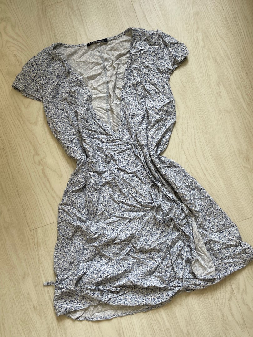 Brandy Melville Robbie Wrap Dress, Women's Fashion, Dresses & Sets, Dresses  on Carousell
