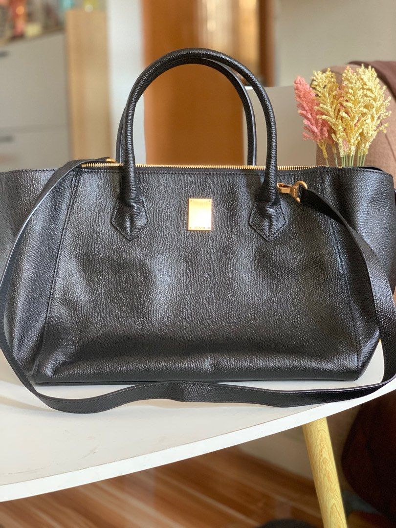 Couronne shoulder bag (Category: Luxury Bags & Wallets) located in Taguig. Submitted by SibsWardrobe (Listing ID 1278696192, Image 1). Description: .