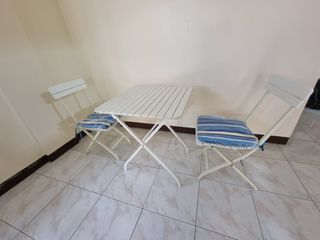 Foldable table and chair set with foam