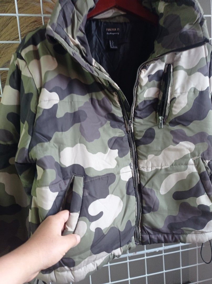 Forever 21 Camo Puffer Jacket Size S Fesyen Pria Pakaian Baju Luaran di Carousell