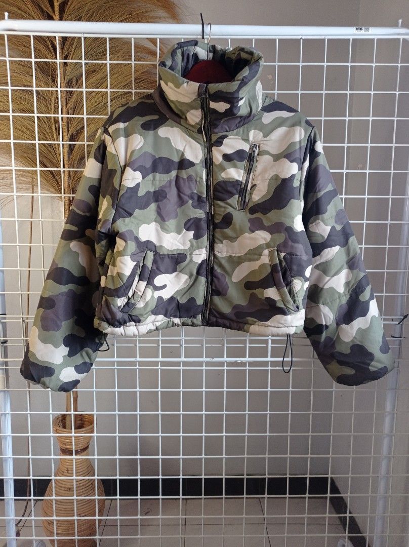 Forever 21 Camo Puffer Jacket Size S