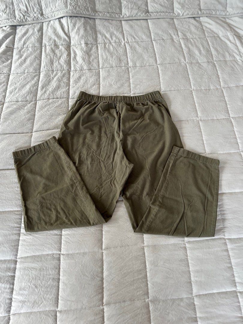 Green Uniqlo Easy Relaxed Ankle Pants, Women's Fashion, Bottoms, Other  Bottoms on Carousell