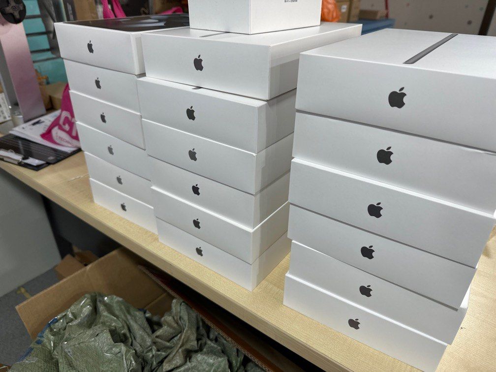 iPad Box (Category: iPad) located in Kuala Lumpur. Submitted by jenfiveee (Listing ID 1278714156, Image 1). Description: Apple boxes, like new.