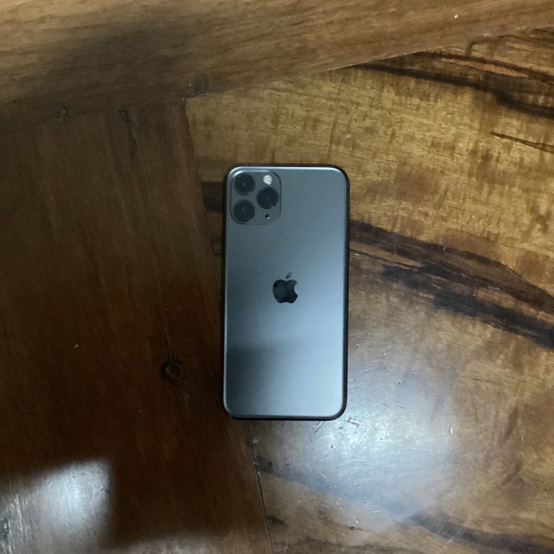 iPhone 11 Pro Space Grey 64 GB (can do meet ups!) (Category: iPhone 11 Series) located in Makati City. Submitted by aliyahspreloved (Listing ID 1278748412, Image 2). Description: can do meet ups!.